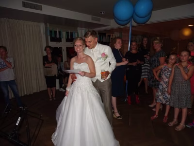 Goedkope bruiloft dj huren voor een feest Goedkope bruiloft DJ